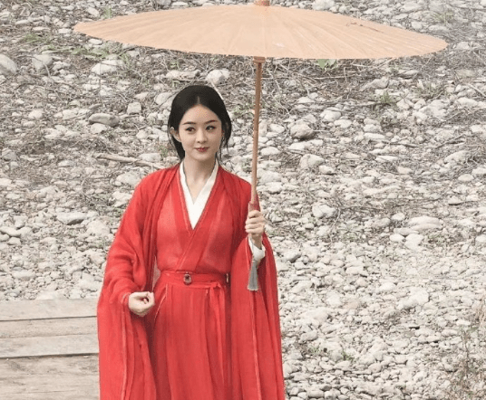 《与凤行》赵丽颖红衣撑伞好雅致!和林更穿情侣装,大笑乐开怀!