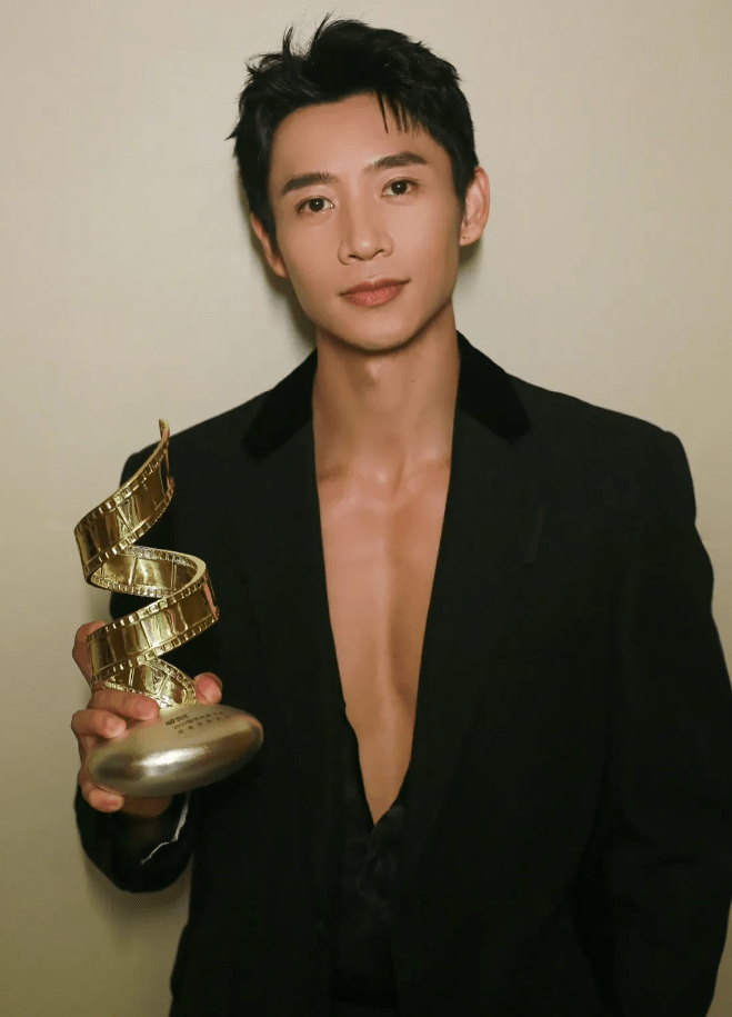 朱一龙这表情这发型,真的很是忍不住要笑啊.这事得罪了化妆师吗?