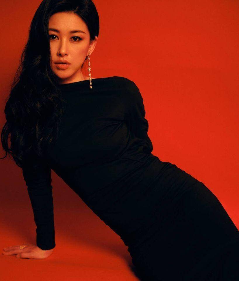 朱珠在拍摄写真时身穿黑色紧身露背裙,大秀性感双眸和迷人眼神_朱朱_