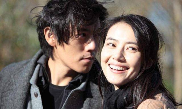 章子怡调侃秦昊,意外曝光20年隐秘同学情,曾低调护航伊能静产女_因为