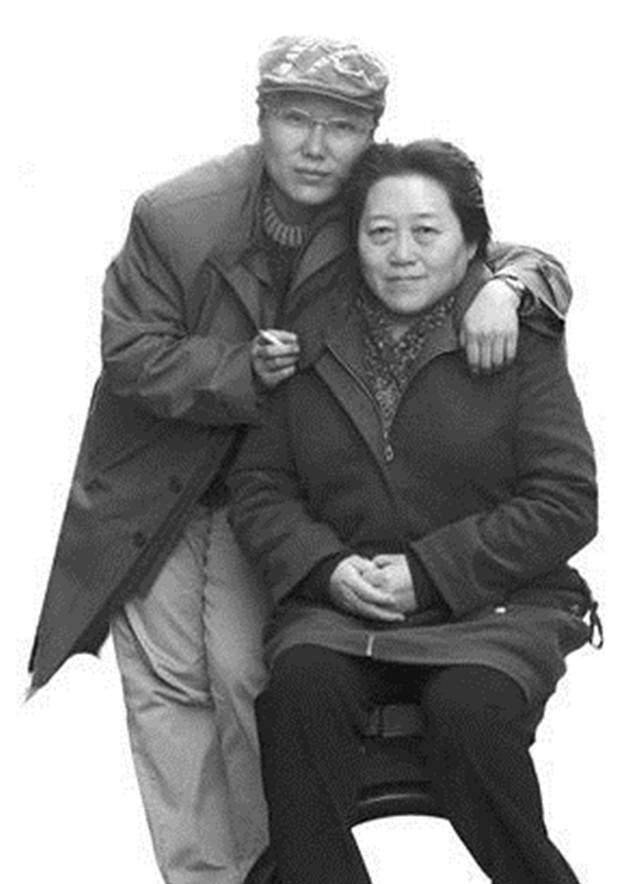 在聚会上,李银河安静中夹杂着忧郁的气质吸引了大侠.