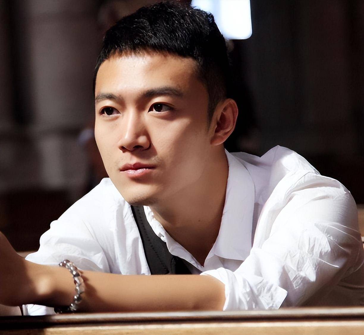 央视著名主持人张韬:一路走来有艰辛,他是亲人眼里的"暖男"_北京广播