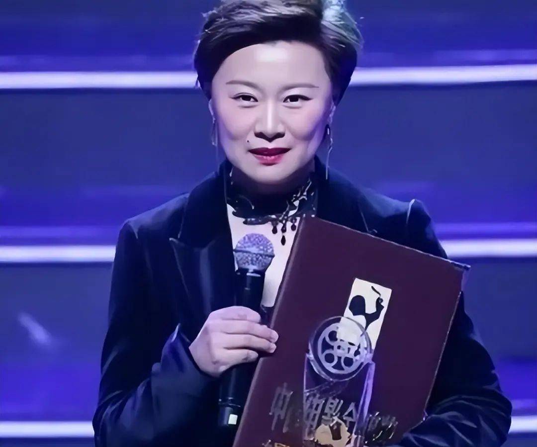 她是大学教授,却为赵本山甘当红花,丈夫都看不下去