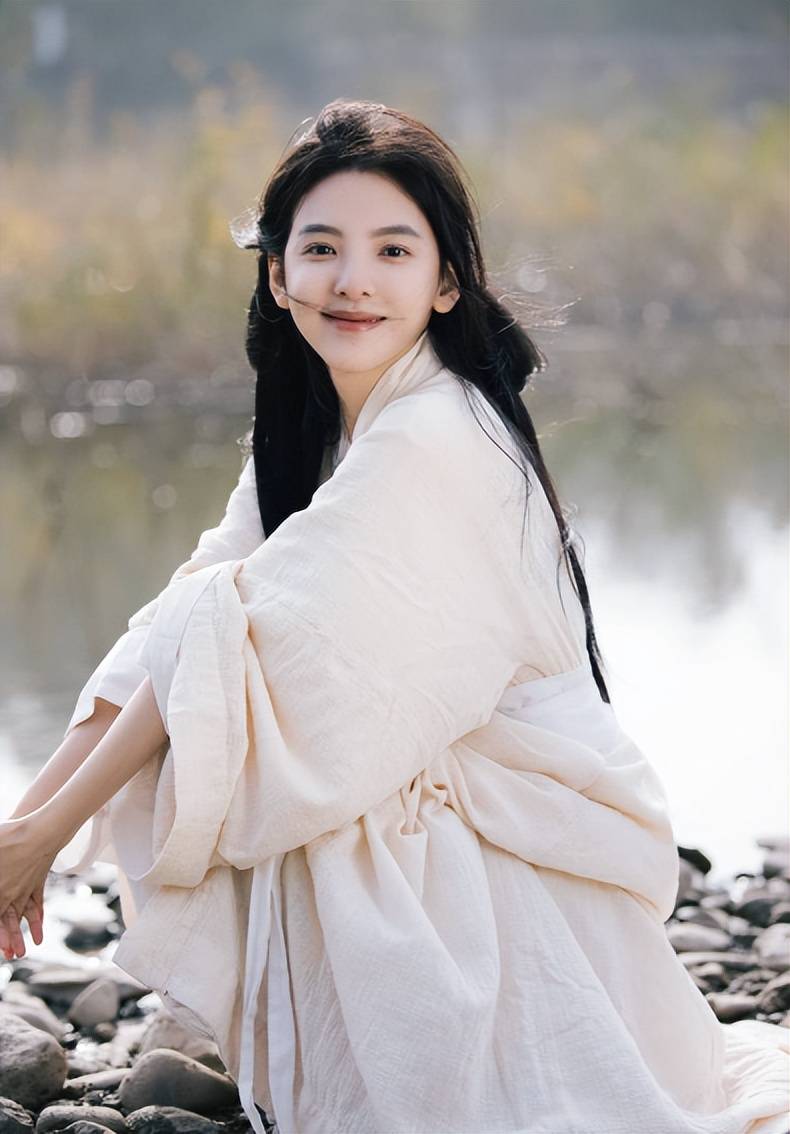 章若楠古风白衣头戴幕帘, 优雅范十足!_作为一个_电影_情感