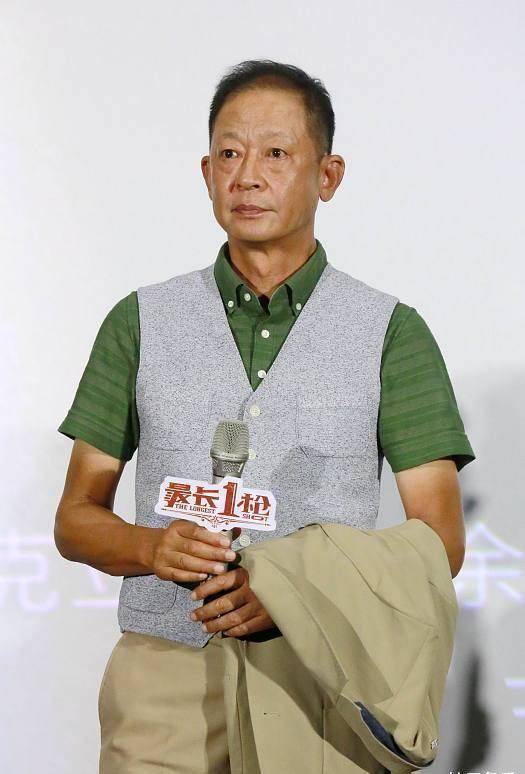 王志文近照苍老认不出!身旁8个助理随时待命,儿子8岁就登台拍电影?