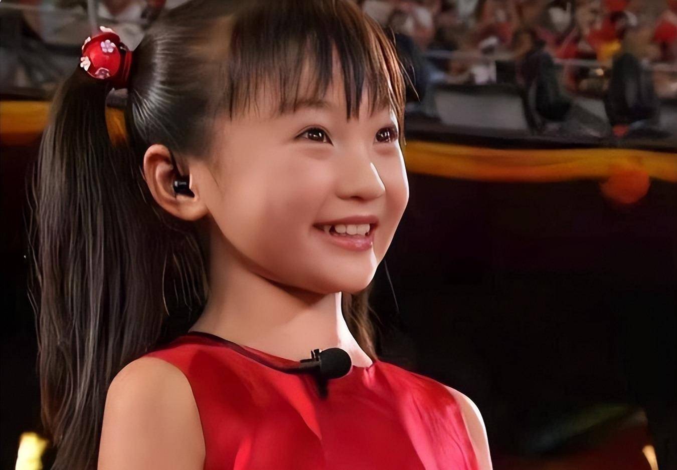 北京奥运会开幕式上,林妙可一袭红裙,甜甜的笑容,嘹亮的童声,让数以亿