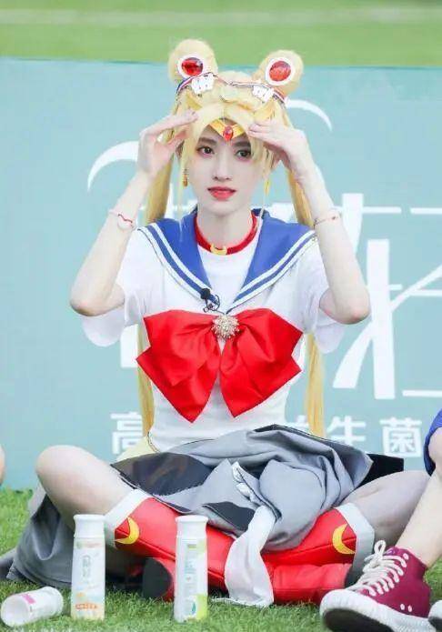 但是有了刘海,立马变得十分娇俏所以在节目中,鞠婧祎也是处处维护着她