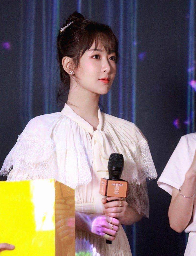 杨紫喜迎28岁生日,李现借机晒甜蜜合照,两人同框亲蜜感十足_连衣裙