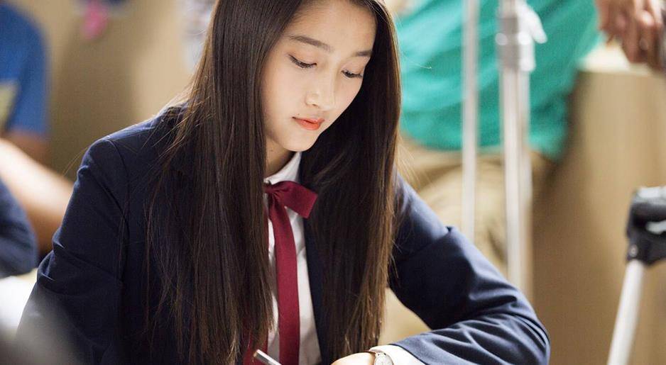 红色领带让她稳重了很多,总之关晓彤穿校服是可以为她加分的