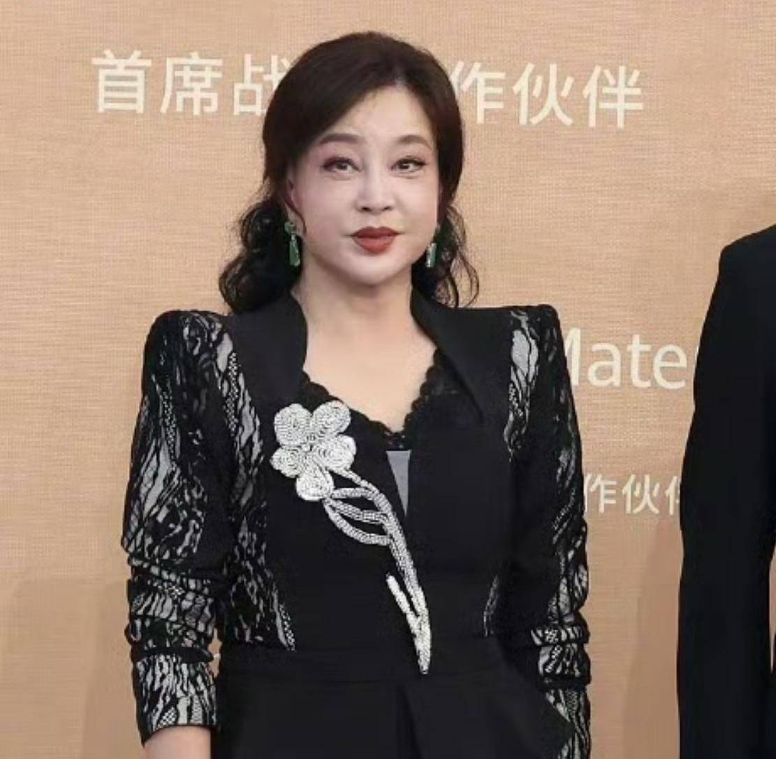 不扮嫩,不打针,人到中年演妈妈,42岁阿娇的清醒值得