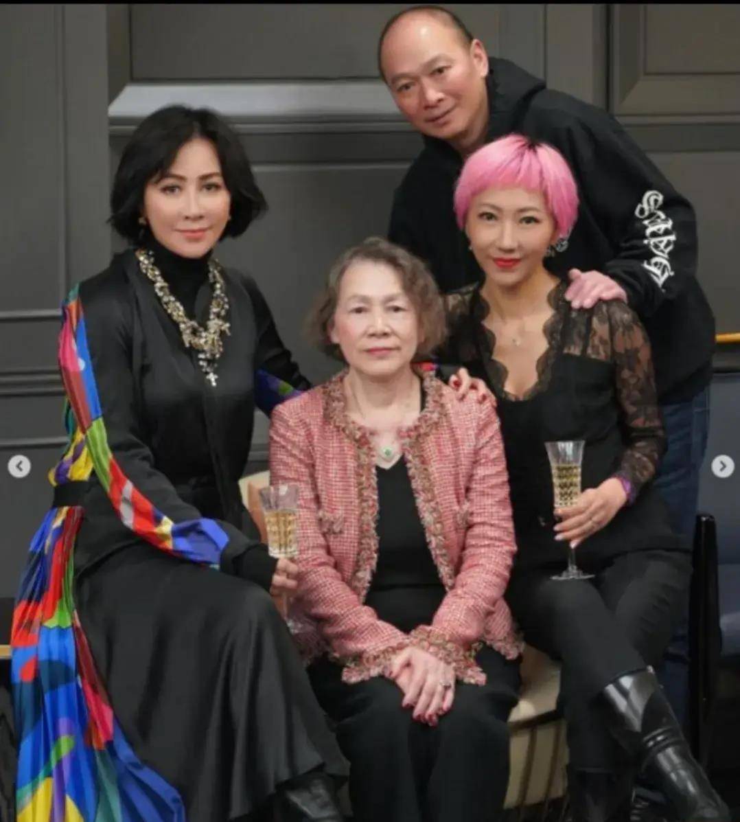 刘嘉玲与家人庆生,一家四口温馨同框,引发网友猜测财产继承_照片_弟弟