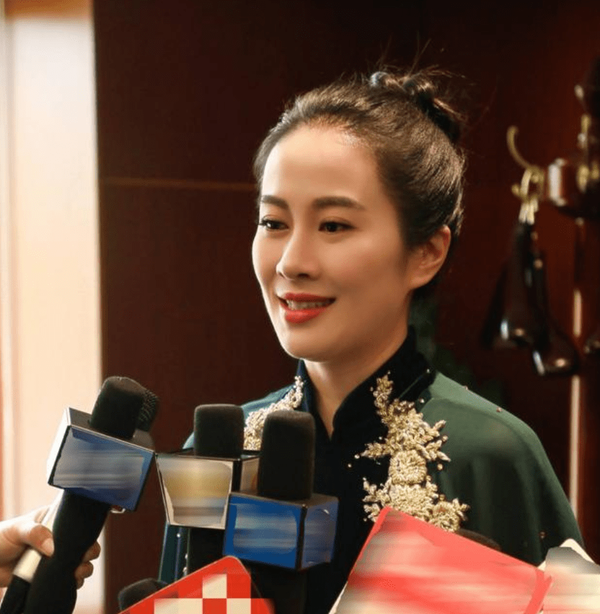 "雪姨"王琳节目中下跪磕头,何洁吓到变形,黄奕叶璇表情耐人寻味_网友