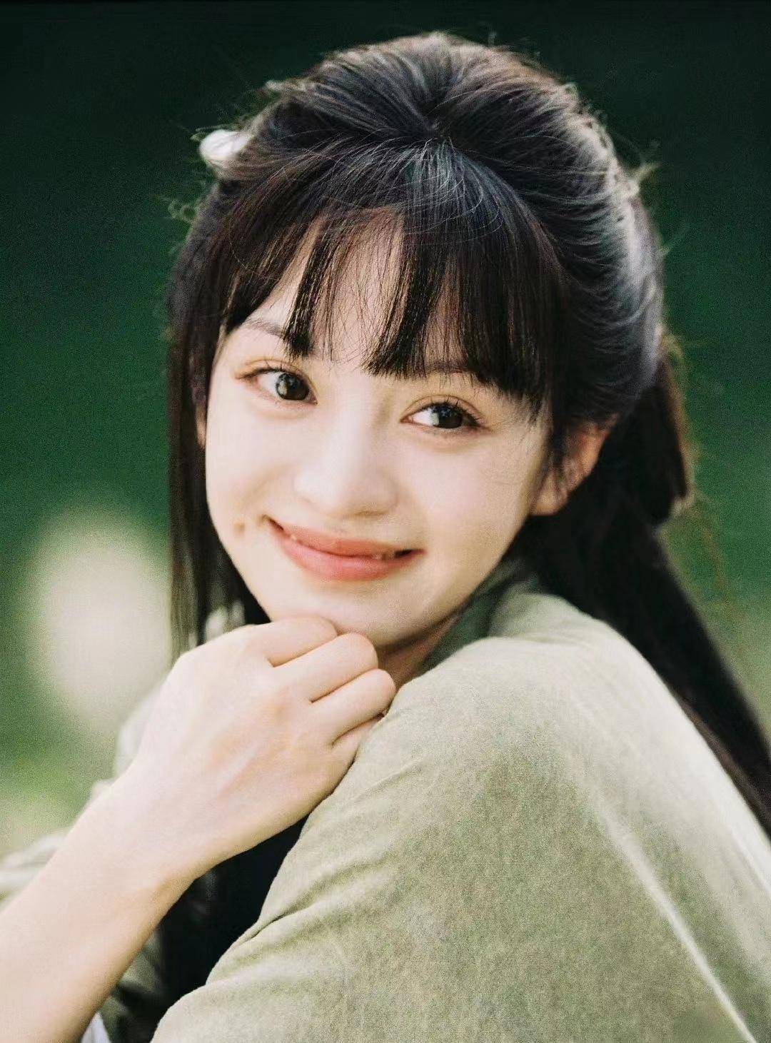 田曦薇出席商场活动,身穿v领短裙,美得让人移不开眼睛!