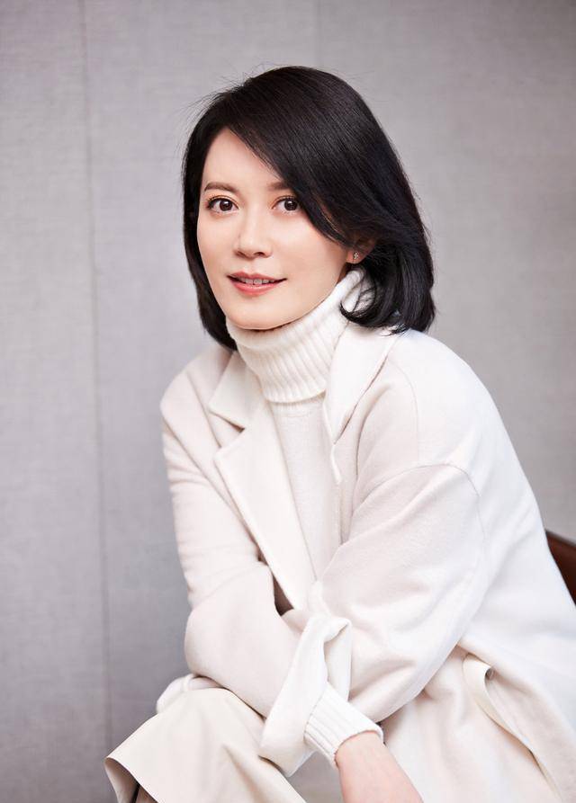 47岁俞飞鸿终于剪对发型了!