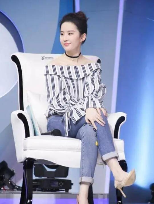 杏色高跟鞋,黑色锁骨链,圆头刘亦菲卡穿着可爱的条纹一字肩上衣,展现