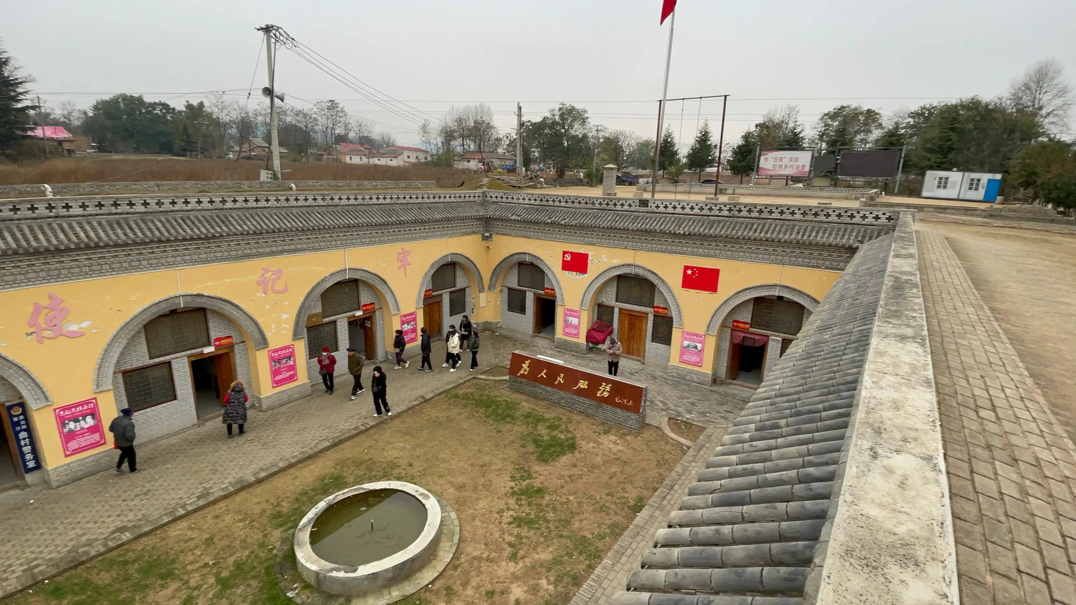 焦作"快乐之旅"组织十余辆大巴千名游客游览三门峡市陕州区张汴乡曲村