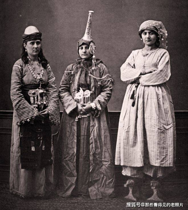 老照片 百年前奥斯曼帝国的时尚摄影_来自_穿着_女士