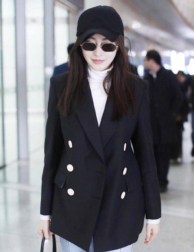 张天爱高颜值就是任性,黑色羽绒服搭配皮裤,意外穿出高级感_女性_墨镜