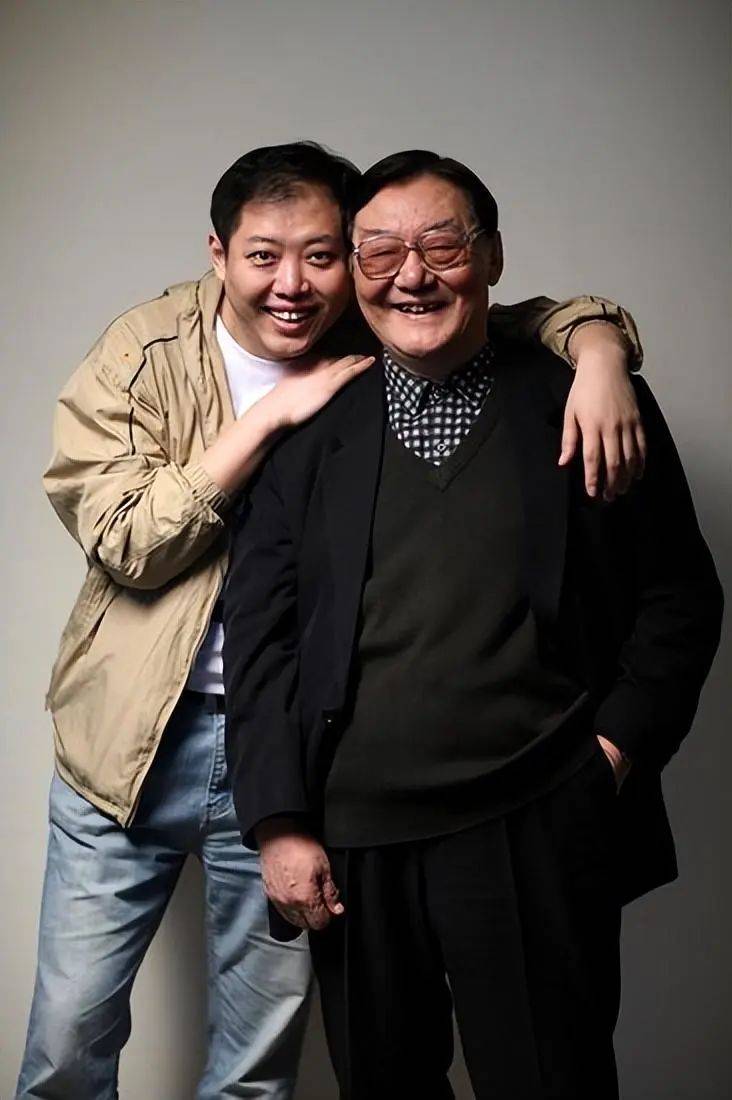 结果翟小兴没穿鞋子的那只脚,被小石子扎得鲜血直流,有些小石子还扎进