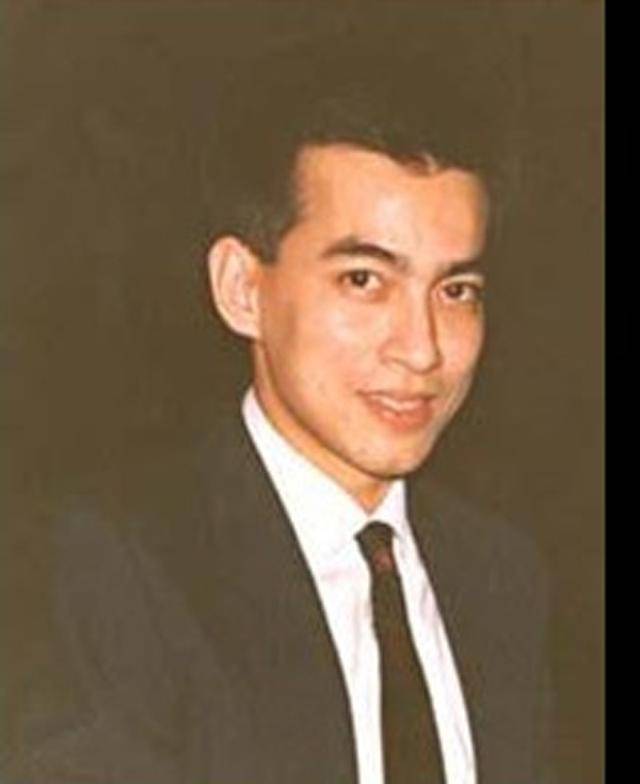 2004年,西哈莫尼王子当选为柬埔寨国王.