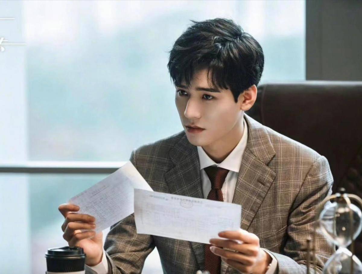 当然,从侧面来看,龚俊背后没有经纪公司的支撑,也说明在圈内,他背后没