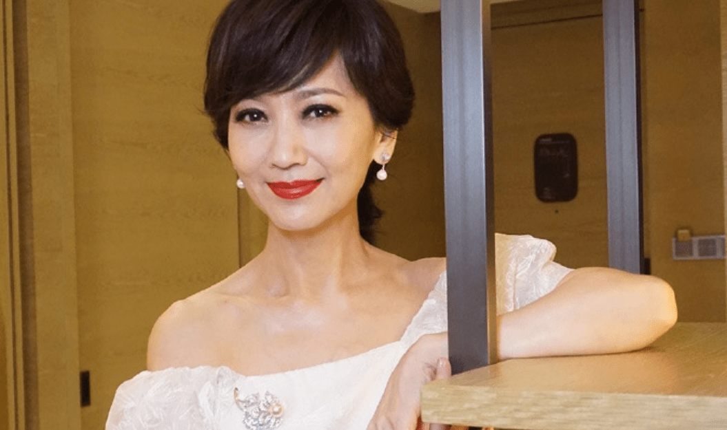 61岁赵雅芝去养老院看望老人,明明只差10岁,看起来却像差了30岁_感觉