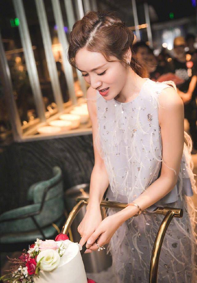 叶一茜仅扎了一款蜈蚣辫,34岁嫩回24岁,网友:凹对造型也很重要_身材