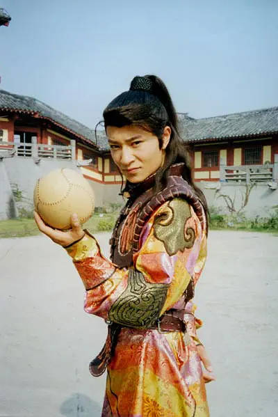 《一脚定江山》19年演员近况:有人21岁成富商,有人83岁为钱奔波_任泉