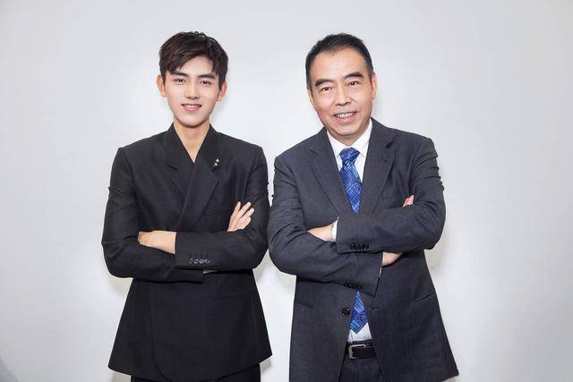 陈飞宇曾在接受采访时表示,哥哥是他的榜样,希望他能像哥哥一样为娱乐