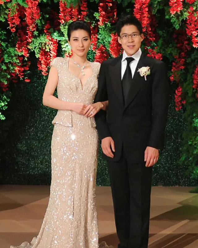 霍启刚晒照庆祝结婚11周年,与郭晶晶十指相扣包场看电影_一家人_文章