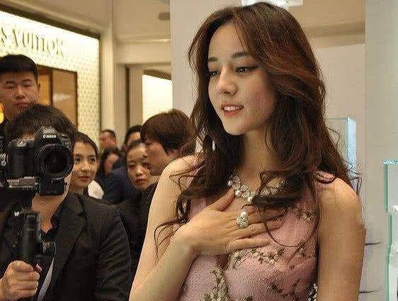 迪丽热巴捂胸封面引爆舆论:自由与审美的碰撞,粉丝网友争论不休_金星