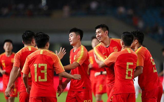 国足这次不包机了,搭乘普通航班出征世预赛!