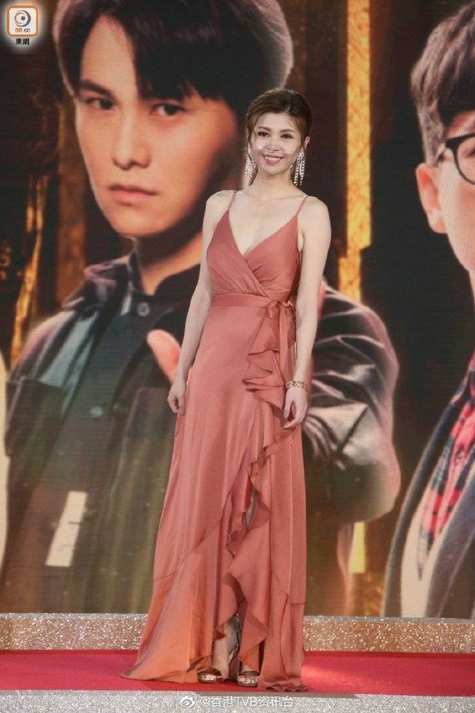 tvb颁奖盛典:汤洛雯又纯又欲,陈自瑶秀美背,艺人东西成焦点_长裙_穿着