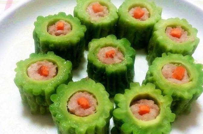 步骤一:苦瓜洗净切块备用,去籽,猪肉切碎,蘑菇切碎备用.