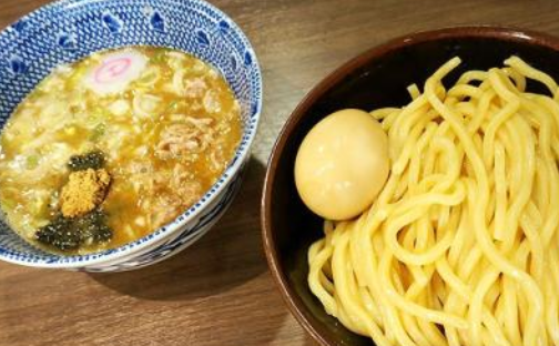 他被誉为“拉面之神”在9平米的拉面店做面46年，4小时卖出200碗(图3)