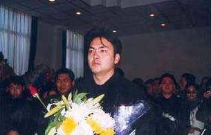 痴情男孩坚持为香妃刘丹扫墓20余年,二人的关系终浮出水面_朱宏嘉_剧