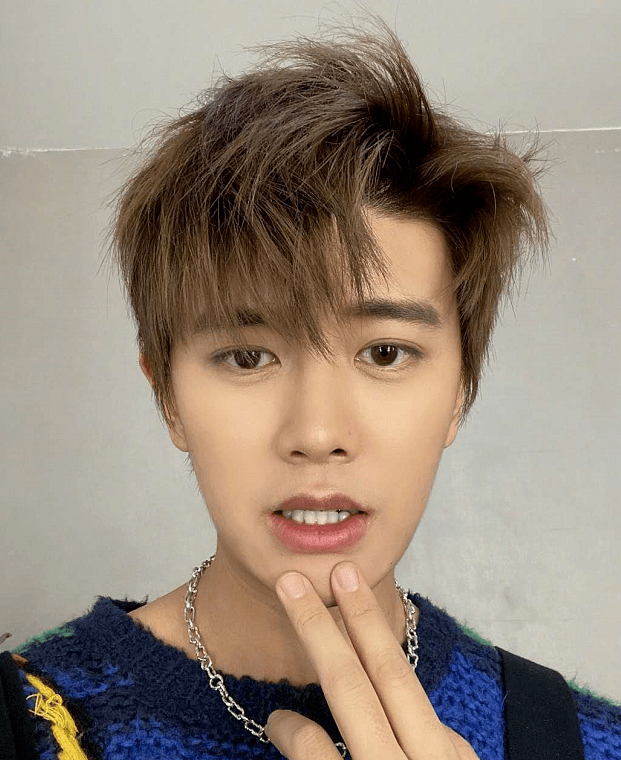 别人都用手比心,唯独任嘉伦特殊用头上"一物比心",看到画面后却1s心动