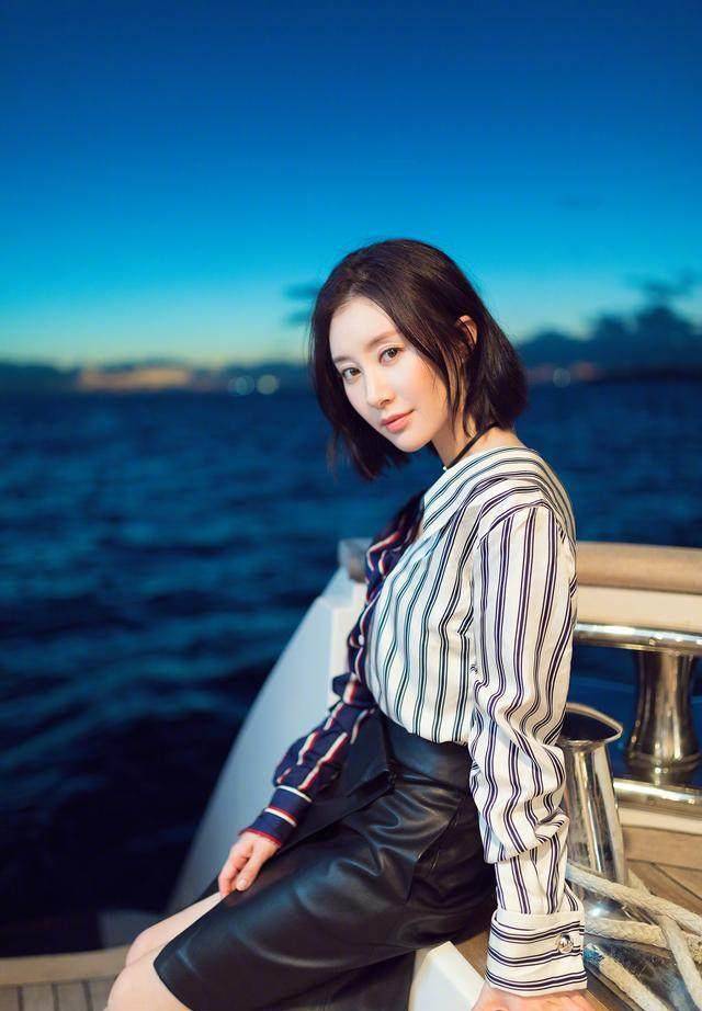 我就为大家推荐到这里,如果你喜欢舒畅的发型和搭配风格,记得收藏她的