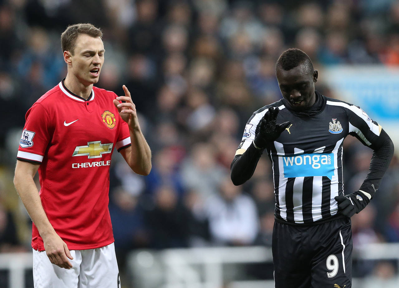 其中就包括2012年面对切赫时打进的诡异世界波