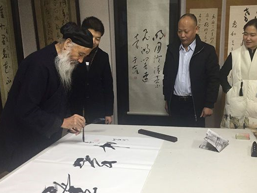 他凭借一手江湖体蹿红网络,这位道长缺乏对书法和传统的敬畏之心