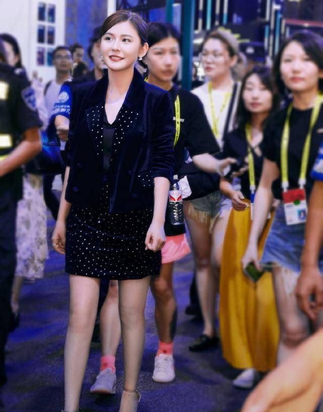 热依扎真的太敢穿,黑色金属链条长裙优雅自信,风格依旧如此大胆_感觉