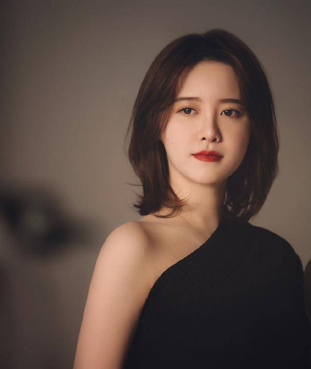 34岁具惠善太会穿,棒球服搭配紧身裤少女范十足,安宰贤捡到宝了_黑色_