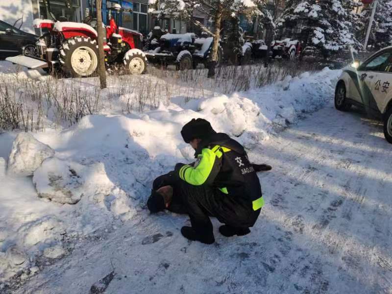 老人雪天摔倒昏迷 林区交警"生死时速"送其救医_救护车_救治_黑龙江省