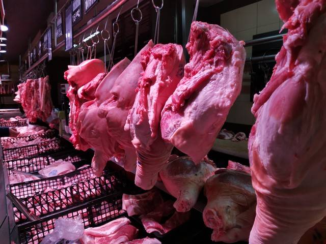 猪肉价格大降超40%,猪肉价格为何大降,未来是否会上涨？