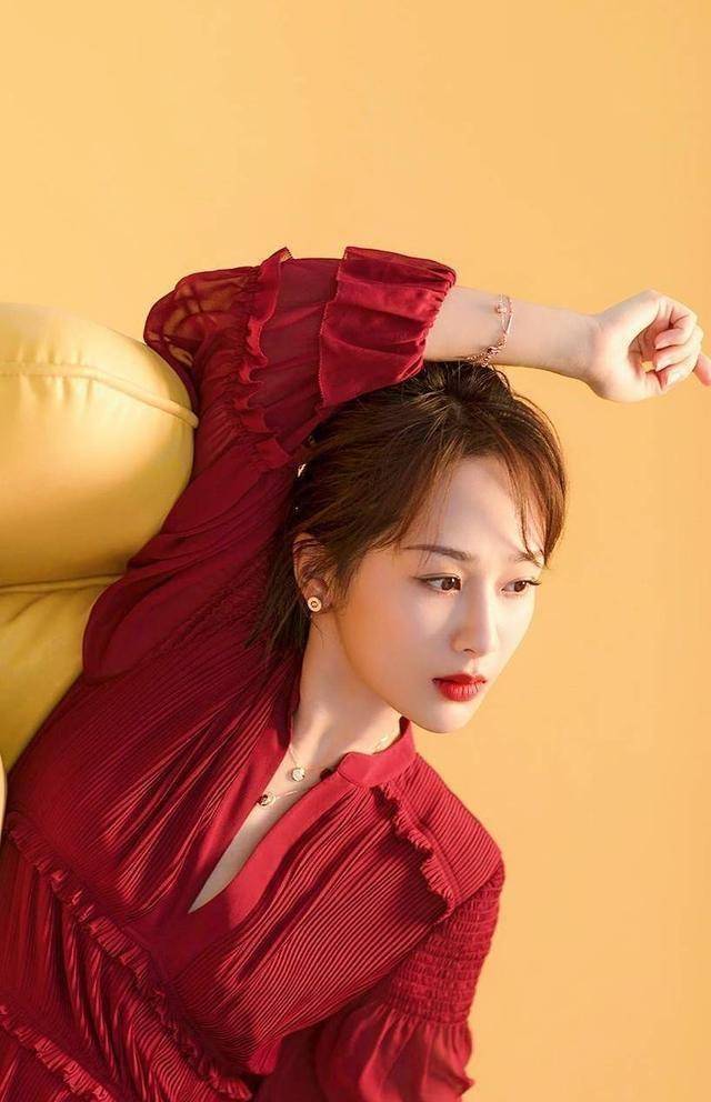 杨紫的春日穿搭,仿佛把春天穿在身上,尽显朝气蓬勃_演技_原因_活力