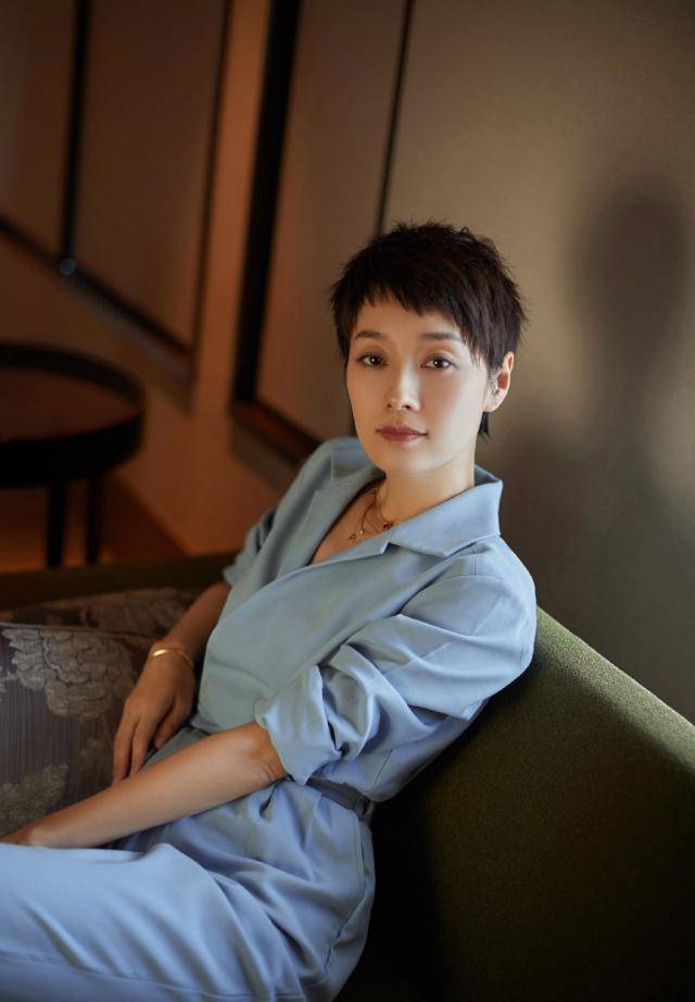 马伊琍换一次新造型,就能火一把,一身蓝色裙装搭配扎发,美呆了_发型
