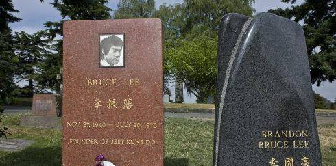李小龙的墓地,亲生儿子也陪在身边,12字墓志铭让人深思_中国_武术