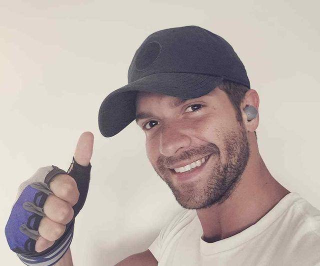 西班牙帅气男歌手"出柜":"我想比以前更快乐",获百万人点赞_专辑_歌曲