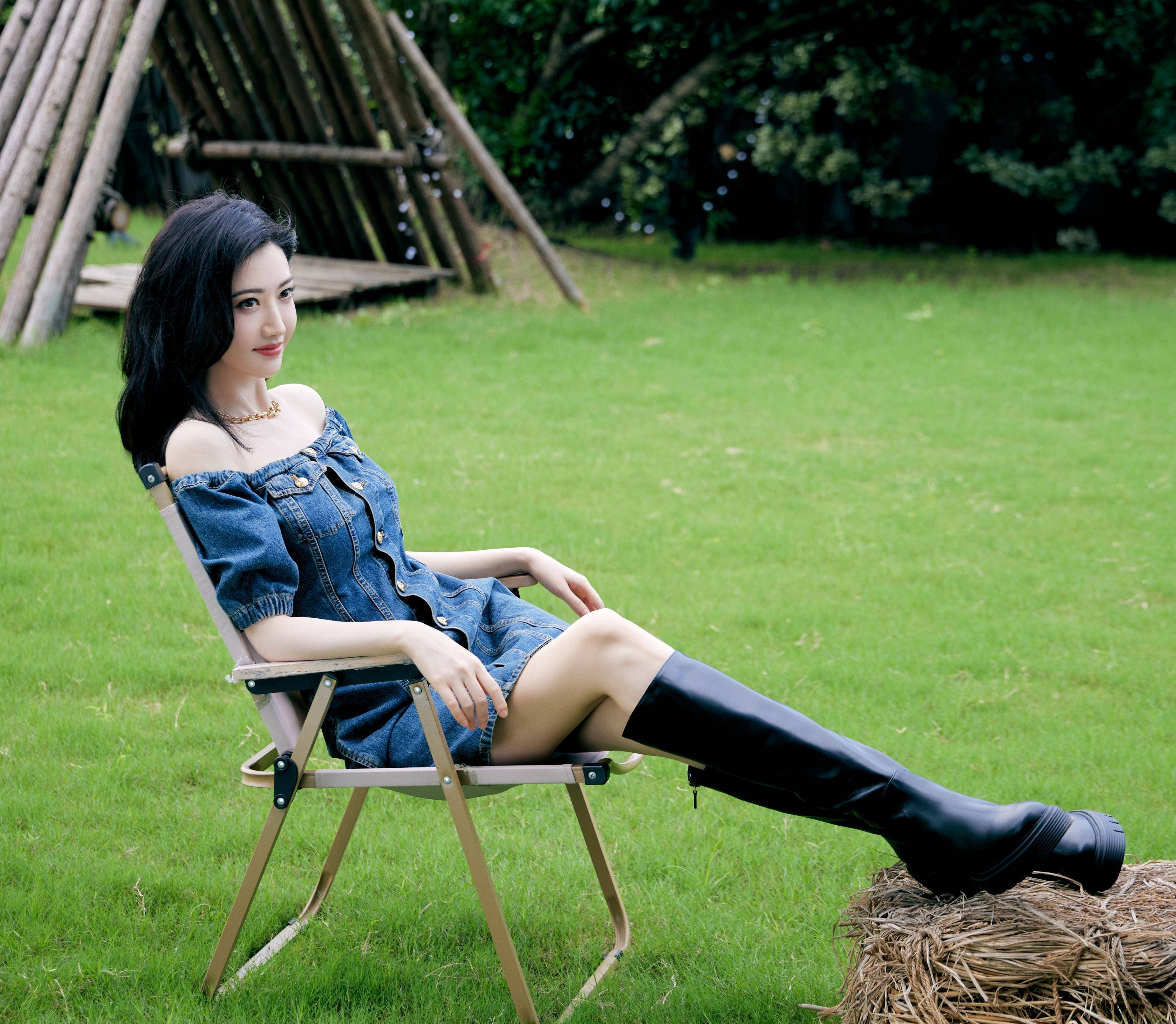 景甜蓝色抹胸牛仔连衣裙抢眼_魅力_图片_笑容