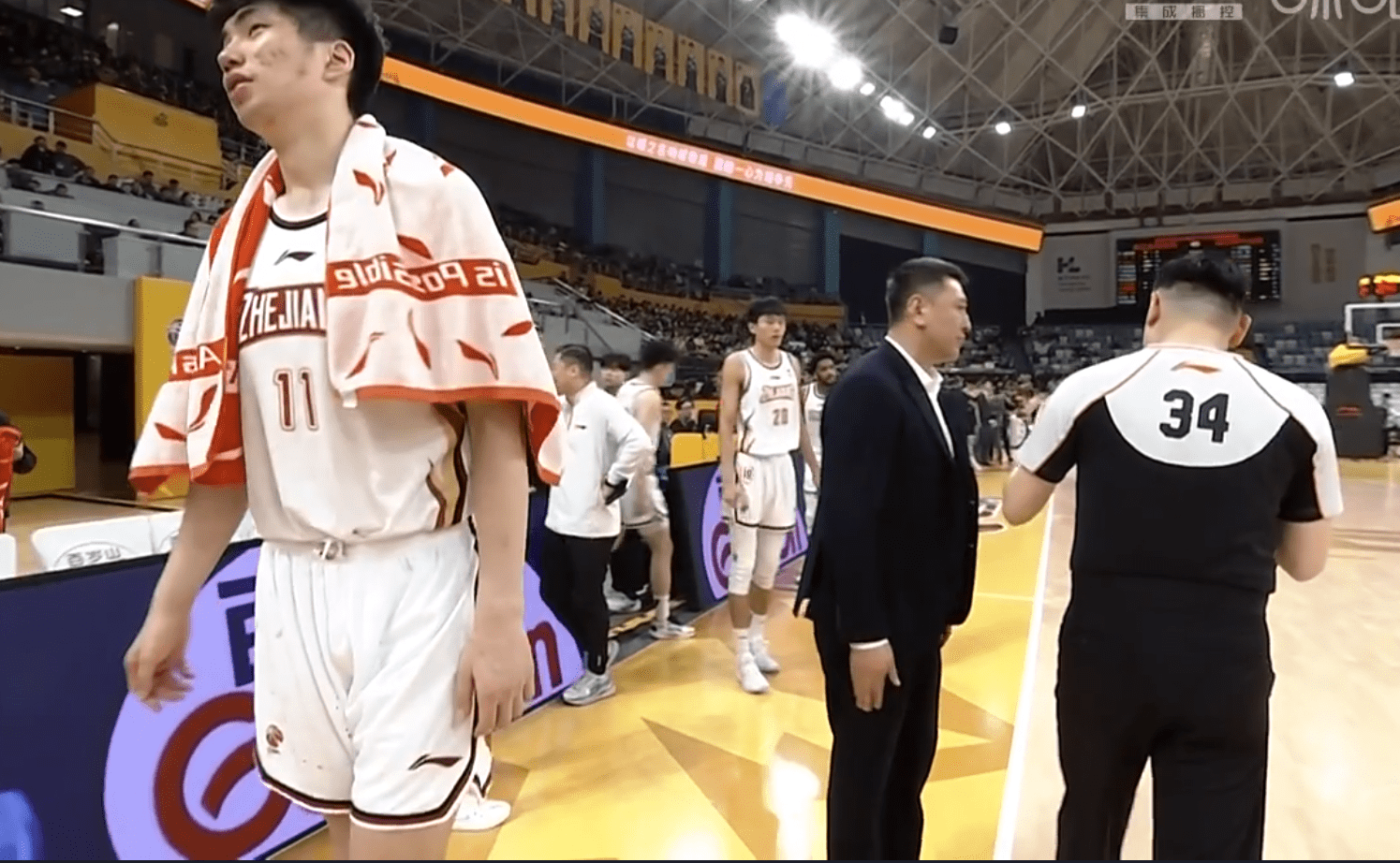 裁判杨宏峰抢戏浙江德比,5犯吹掉小姚明,杜锋曾指着他骂_比赛_犯规